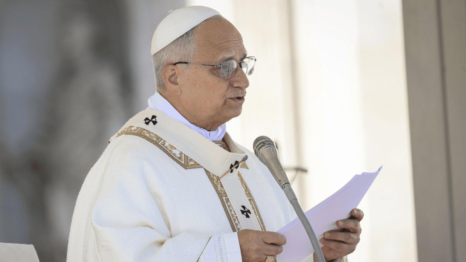 Pоpе sharing the Bible Eye Miracle